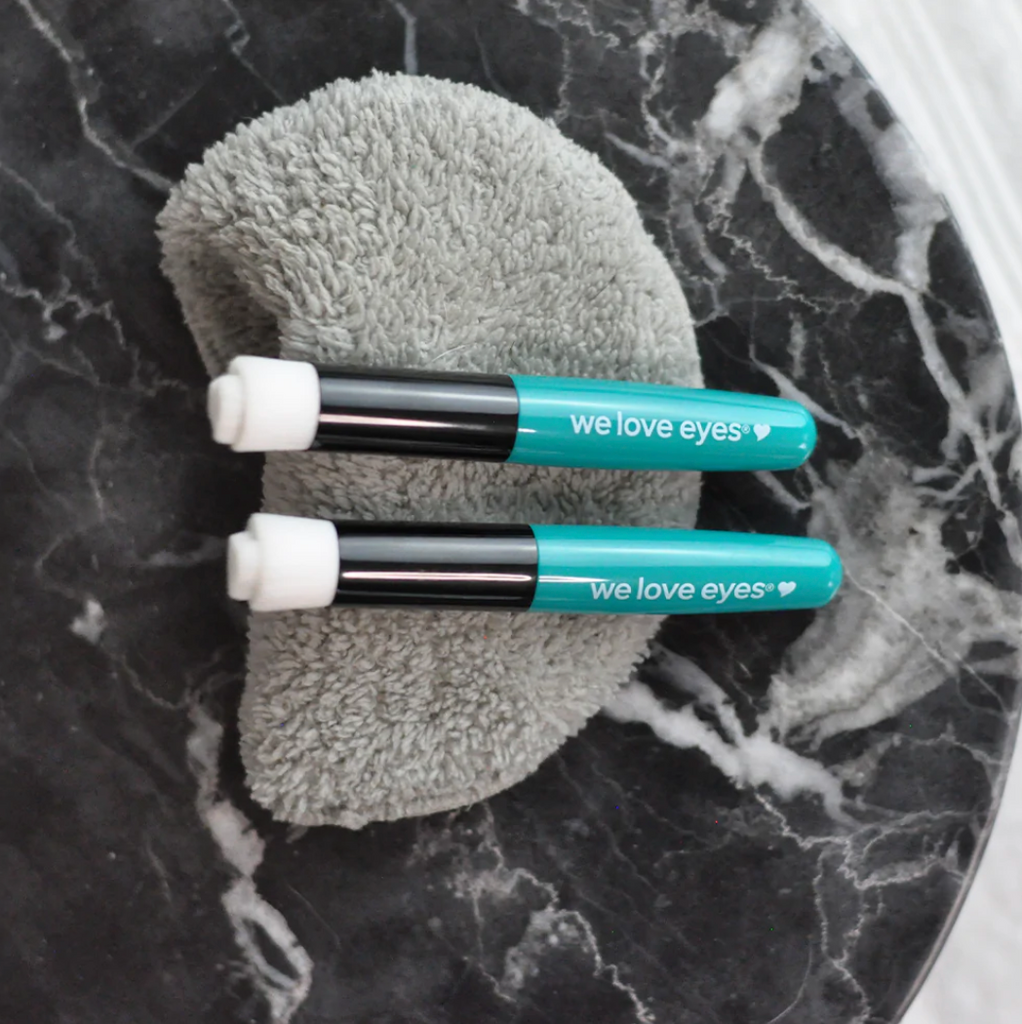 WE LOVE EYES Eyelid Margin Cleansing Brush WE LOVE EYES Eyelid Margin Cleansing Brush - 
